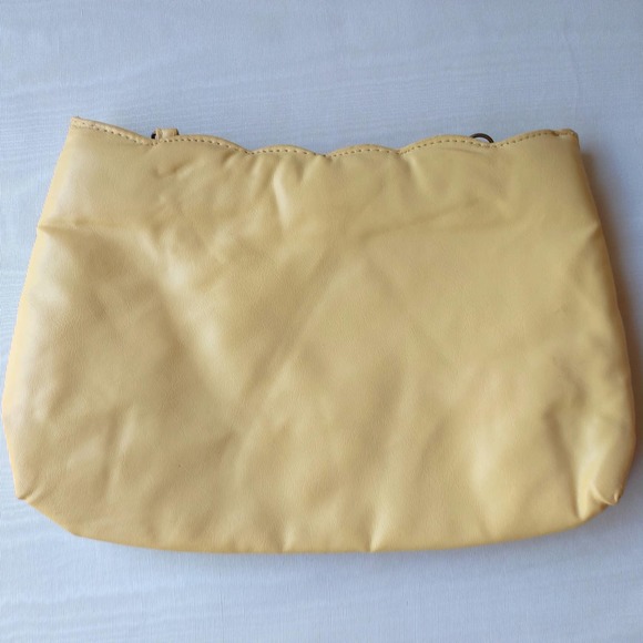 Vintage Holiday Fair Yellow Vinyl Eyelet Floral Envelope Removable Strap Purse - Picture 4 of 10